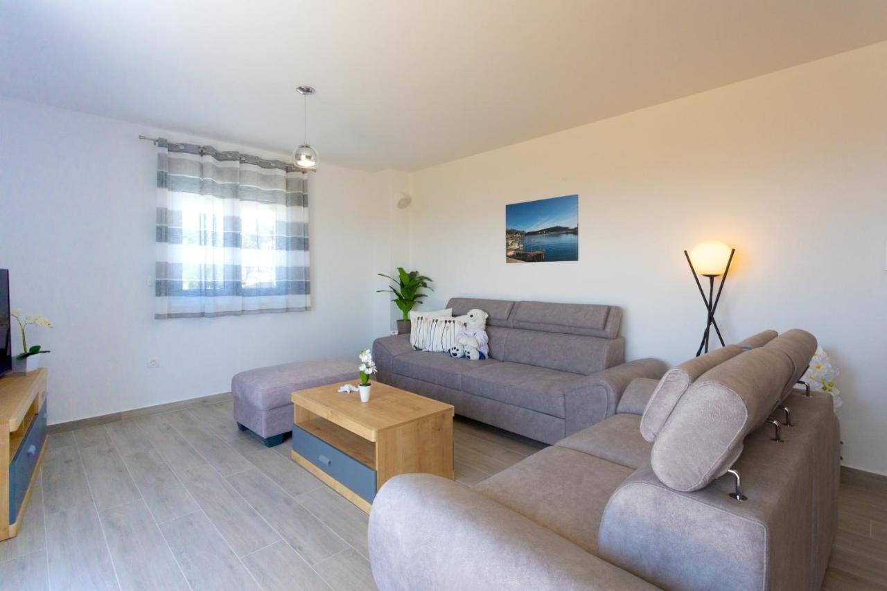 מאקרסקה Apartments Jasa Deluxe מראה חיצוני תמונה
