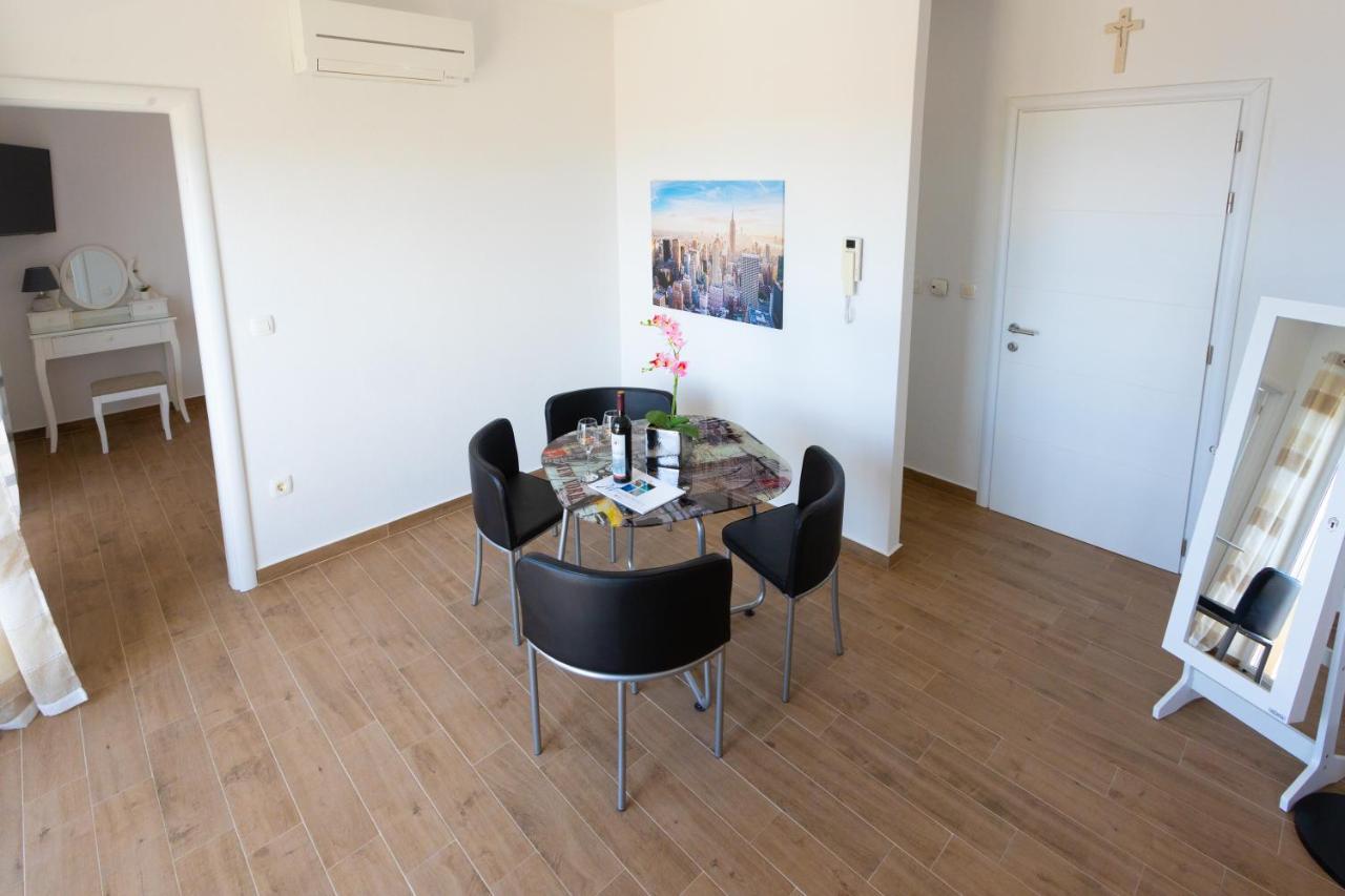 מאקרסקה Apartments Jasa Deluxe מראה חיצוני תמונה